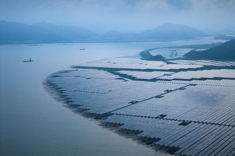 Китай стал главным драйвером роста солнечной и ветровой энергетики в мире: фотографии&nbsp;с дронов показывают масштаб энергетической перестройки Китая